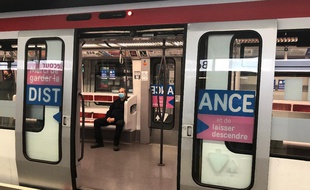 Les rames de métro à Lyon sont loin d'être bondées au premier jour du déconfinement. 