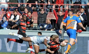 Le Stade Toulousain et Clermont ont confirmé leur domination sur le Top 14 samedi lors de la 20e journée, tandis que Biarritz s'est donné un peu d'air dans la lutte pour le maintien en revenant à hauteur de Perpignan, en sursis après son match nul contre Toulon.