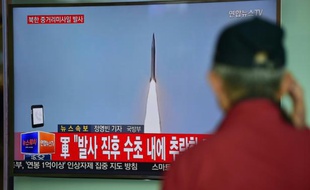 Un homme regarde le 28 avril 2016 à Séoul des images d'archives de la télévision nord coréenne du lancement d'un missile nord-coréen