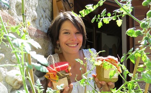 Céline Julliat, créatrice des confitures Les Repêchés mignons, confectionnées avec des fruits et légumes jetés par les supermarchés.