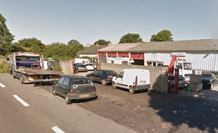 Le garage où s'est produit l'accident à Bain-de-Bretagne.