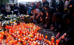Des personnes disposent des bougies en hommage aux victimes de l'incendie dans la discothèque à Bucarest, le 31 octobre 2015