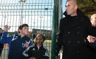 Inauguration d'un espace culturel et sportif en présence de Zinédine Zidane à la cité la Castellane, le 17 décembre 2008.