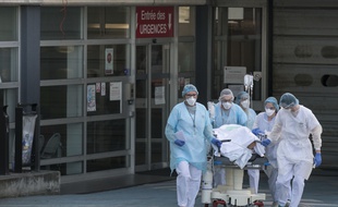 Du personnel hospitalier devant un hôpital de Mulhouse