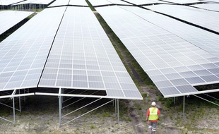 Construction de la plus grande centrale solaire d'Europe, à Cestas (Gironde)