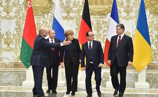 Les présidents biélorusse, Alexander Loukashenko, et russe, Vladimir Poutine, la chancelière allemande, Angela Merkel, et les présidents français François Hollande et ukrainien, Petro Poroshenko, à Minsk,le 11 février 2015.