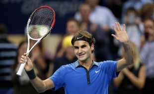 Le numéro un mondial, le Suisse Roger Federer, s'est qualifié vendredi pour les demi-finales du tournoi ATP de Bâle en battant de façon expéditive le Français Benoît Paire 6-2, 6-2, et affrontera samedi un autre Français en la personne de Paul-Henri Mathieu.