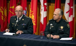 Le chef de la Gendarmerie royale du Canada, Bob Paulson (g) et le chef de la police Charles Bordeleau, lors d'une conférence de presse à Ottawa, le 23 octobre 2014