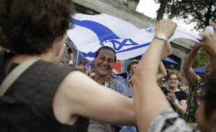 Une femme sous un drapeau israélien lors de la journée "Tel Aviv Sur Seine" à Paris, le 13 août 2015