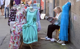 Une vendeuse de rue attend les clients, le 22 mai 2014 à Kiev