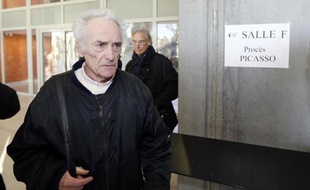Pierre Le Guennec (g), ex-électricien de Picasso accusé de recel, arrive au tribunal correctionnel de Grasse le 10 février 2015