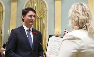 Justin Trudeau devient officiellement Premier ministre du Canada après avoir prêté serment, le 4 novembre 2015 à Ottawa