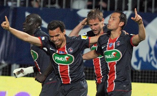 Les Parisiens Nenê et Marcos Ceara célèbrent un but lors de la victoire du Paris-SG à Angers, en Coupe de France, le 20 avril 2011