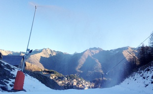 A Auron, jeudi matin, une des pistes couvertes par les canons à neige