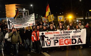 Des supporters du mouvement anti-islam Pegida lors d'une manifestation à Dresde le 23 février 2015