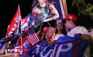 Des supporters de Trump rassemblés devant le restaurant Versailles, à Miami, en attendant les résultats, le 3 novembre 2020.