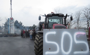 Blocage devant la plateforme régionale Système U, à Carquefou