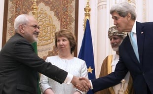 Le secrétaire d'Etat américain John Kerry (d) serre la main de son homologue iranien Mohammad Javad Zarif, le 9 novembre 2014 à Mascate, sous les yeux de Catherine Ashton (c) et du ministre omanais des Affaires étrangères Youssef ben Alaoui (2e d)
