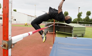 Calais, le 7 juin 2012. La délégation haitienne composée de six athlètes peaufinent leur entrainement en vue des Jeux Olympiques de Londres. Ici le décathlonien Jusué Louis.