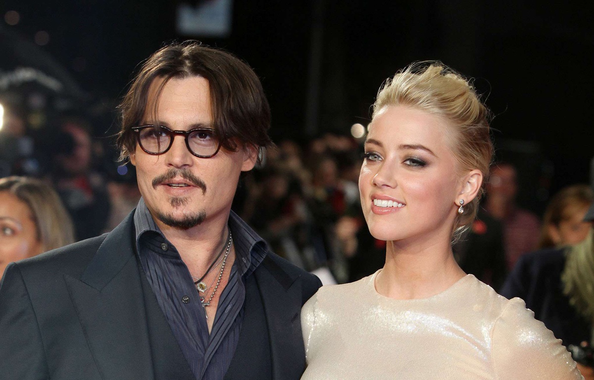 Johnny Depp Caca Dans Le Lit