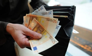 Quelque 2,5% des ménages ont été victimes en 2011 en France de débits bancaires frauduleux dont la moitié sur internet à partir de leurs comptes ou numéros de cartes, selon une étude de l'Observatoire national de la délinquance et des réponses pénales (ONDRP).