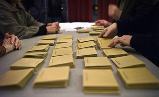 Des personnes procèdent au dépouillement des votes, le 20 mars 2011 dans un bureau de vote de Dijon, au soir du premier tour des élections cantonales.