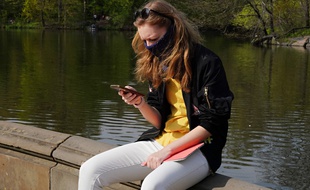 Une femme consulte son téléphone (image d'illustration).
