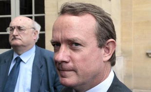 Le secrétaire général de la CGPME, Jean-Eudes du Mesnil (D), à la sortie de l'Hôtel Matignon le 4 juillet 2013