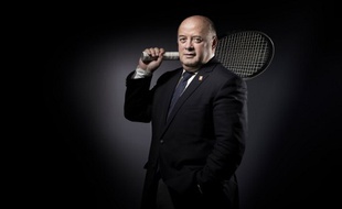 Bernard Giudicelli lors d'une séance photo organisée après son élection à la tête de la FFT.