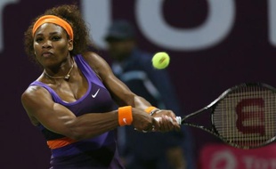 L'Américaine Serena Williams n'est plus qu'à une victoire de redevenir N.1 mondiale après son succès 6-0, 6-3 jeudi sur la Polonaise Urszula Radwanska au troisième tour du tournoi de Doha.
