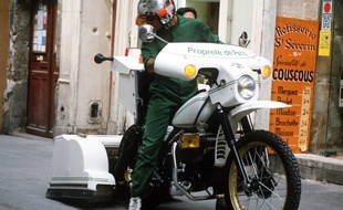 Une caninette plus connue sous le nom de motocrotte, véhicule symbole de la propreté à Paris dans les années 1980.