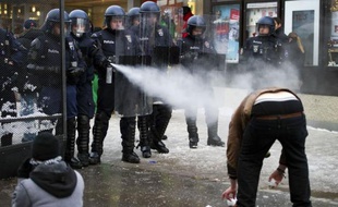 Quelque 200 manifestants, cantonnés sur une petite place de la station alpine suisse de Davos, loin du Centre de congrès où se déroule le Forum économique mondial (WEF), ont dénoncé samedi ce rendez-vous de la finance, prônant "la résistance à ceux qui veulent dominer le monde".