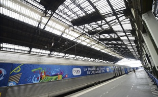 Le fameux train avec à son bord le trophée UEFA Euro 2016.