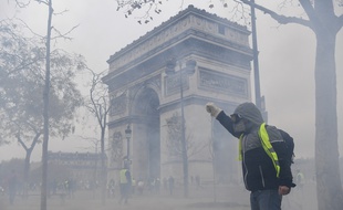 Des «gilets jaunes» ont tenté de forcer un point de contrôle sur les Champs-Elysées, au niveau de la place de l'Etoile, les forces de l'ordre ont riposté avec des gaz lacrymogènes.