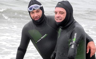 Philippe Croizon et Arnaud Chassery, qui l'a aidé durant son périple, sur une plage en Alaska le 11 août 2012.
