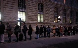 Queue devant le kiosque de la place de la République