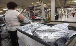 Des colis de l'entreprise en ligne Showroomprivé en préparation pour être expédiés, le 16 septembre 2014 dans un entrepôt à Hem