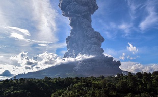 Le volcan Sinabung en pleine explosion
