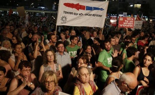 Des milliers d'Israéliens à Tel-Aviv appellent leur gouvernement à reprendre les négociations de paix avec l'Autorité palestinienne de Mahmoud Abbas le 16 août 2014