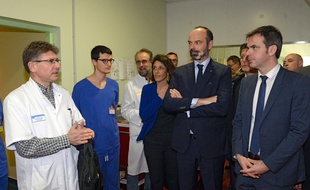 Edouard Philippe et Olivier Véran en compagnie des équipes du CHU de Bordeaux.