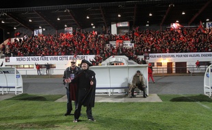 Philippe Katerine et MC Circulaire devant la tribune bondée pendant le tournage du clip.
