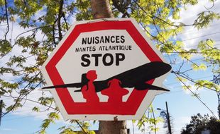 A Bouguenais, un panneau de riverains exaspérés par le bruit des avions au-dessus de Nantes.