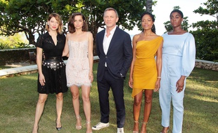 De gauche à droite, les actrices Lea Seydoux, Ana de Armas, l'acteur Daniel Craig, les actrices Naomie Harris et Lashana Lynch posent pour le photo call du nouveau «James Bond» le 25 avril 2019.