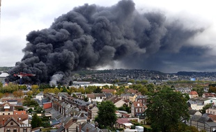 L'incendie dans l'usine à Rouen, jeudi.