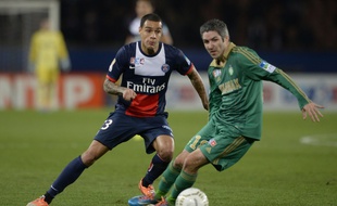Le Parisien Van der Wiel face au Stéphanois Fabien Lemoine, le 18 décembre 2013