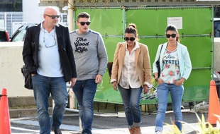 De g à d: le père, le frère, la mère et la soeur de Jules Bianchi arrivent devant l'hôpital de Yokkaichi au Japon, où se trouve le jeune coureur français, toujours entre la vie et la mort, le 10 octobre 2014