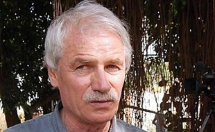 Le photographe français Yann Arthus-Bertrand a pu quitter mardi l'Argentine où il avait été arrêté mercredi dernier à la suite d'une plainte pour escroquerie qui visait surtout, selon lui, à l'empêcher de terminer le tournage d'un documentaire sur un barrage controversé.