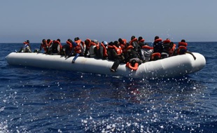 Opération de sauvetage de migrants menée par l'Aquarius, utilisé par MSF et SOS Méditerranée le 24 mai 2016