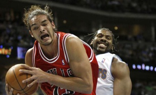 Le basketteur français des Chicago Bulls, Joakim Noah (à g.), lors d'un match contre les Denver Nuggets, le 21 novembre 2009.