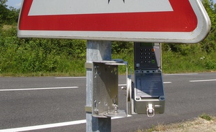 Les compteurs sont souvent placés sur des mâts de signalisation routière.